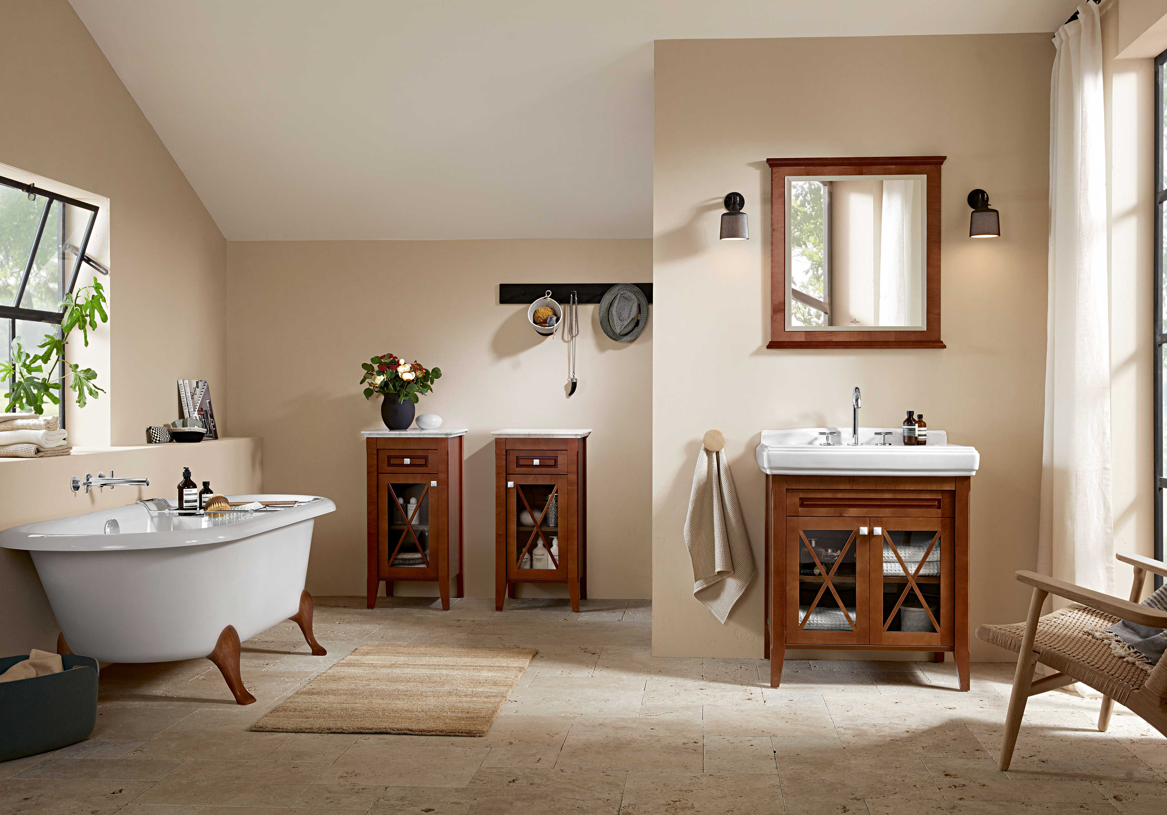 Retro-Badezimmer mit sehr viel Holz und weißen/cremigen Farbtönen
