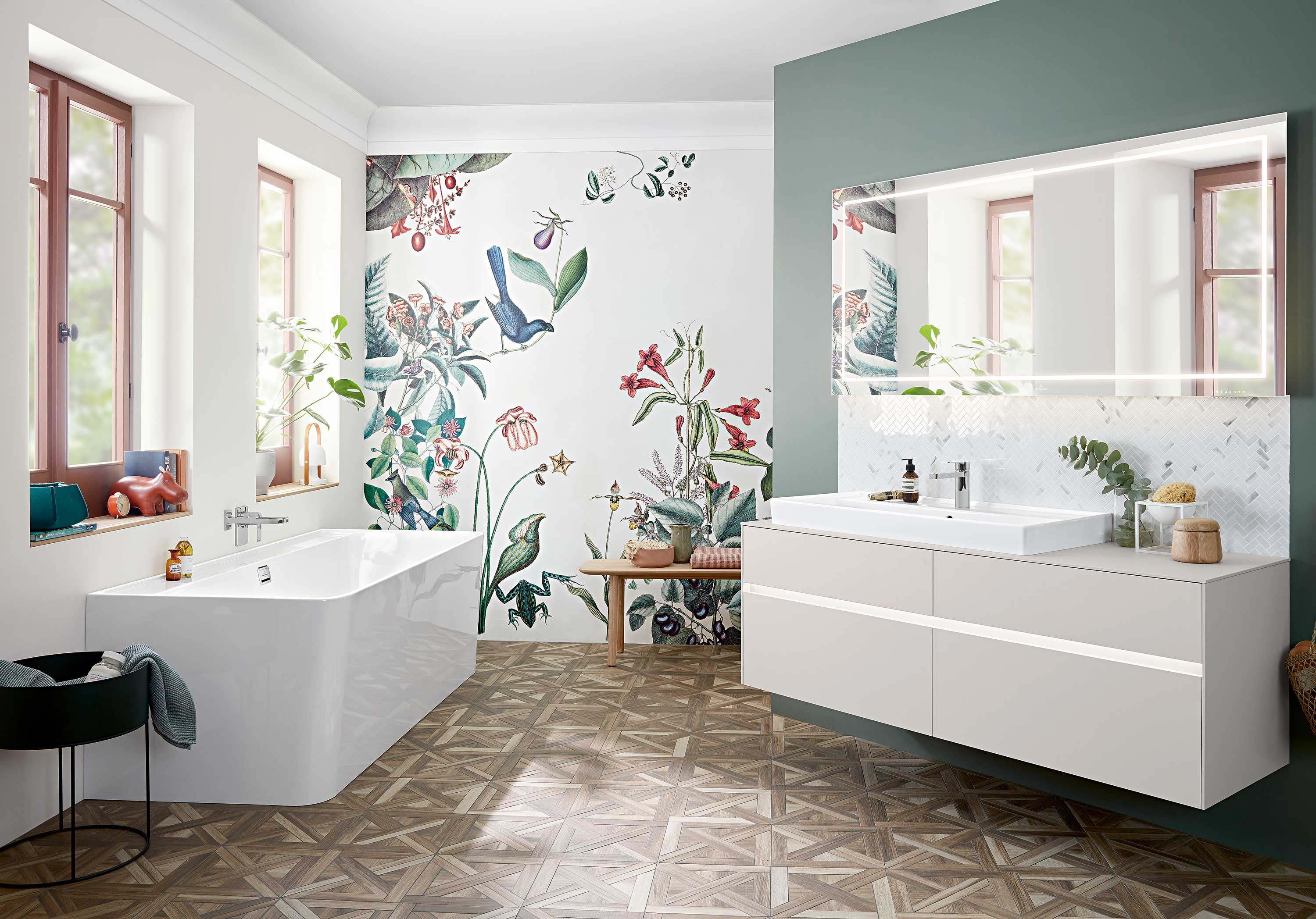 Badezimmer romantisch: Blumentapeten, sehr hell, Weiß- und Petroltöne