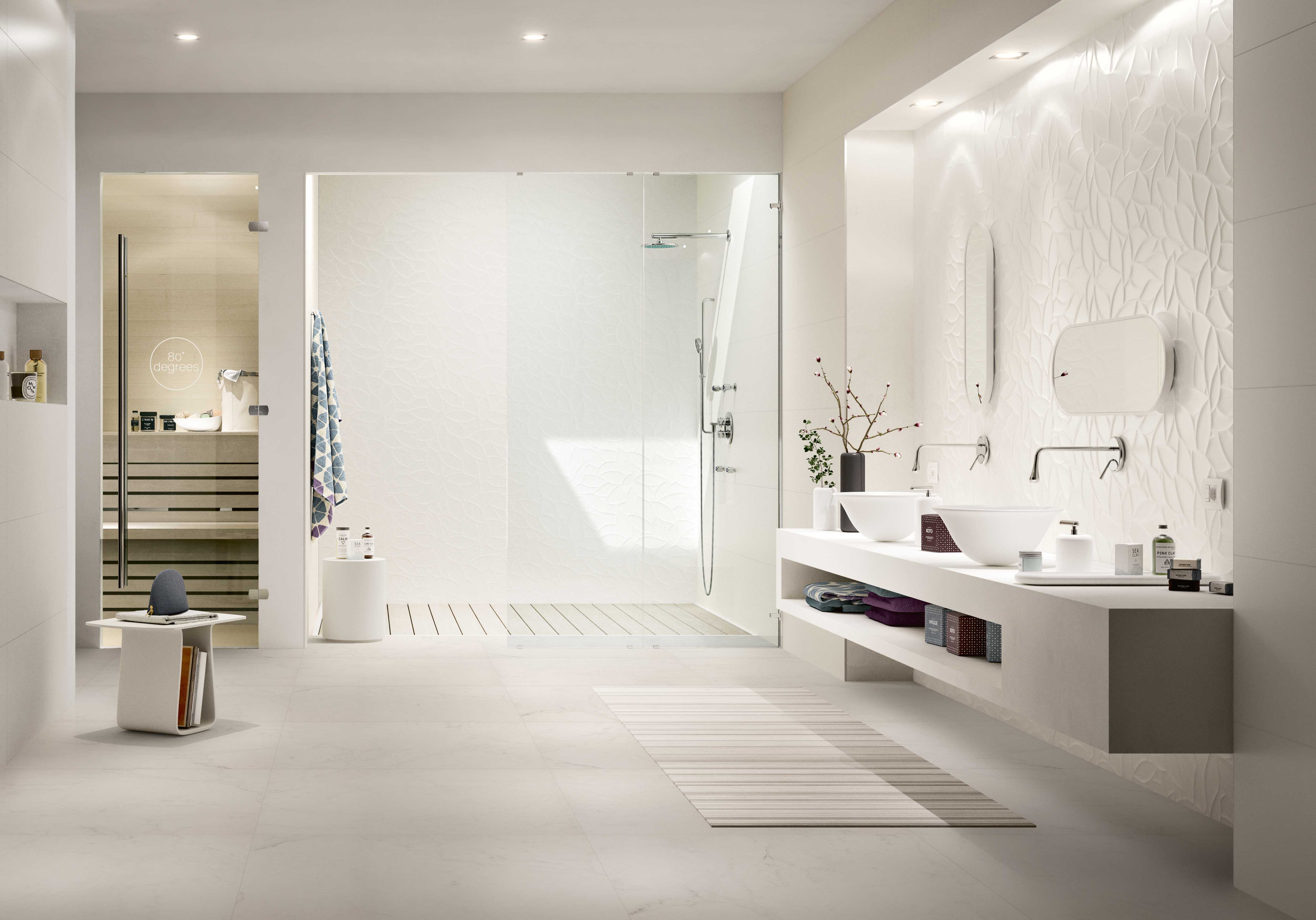 Badezimmer puristisch: weiße/helle Farben, offene Dusche, Sauna