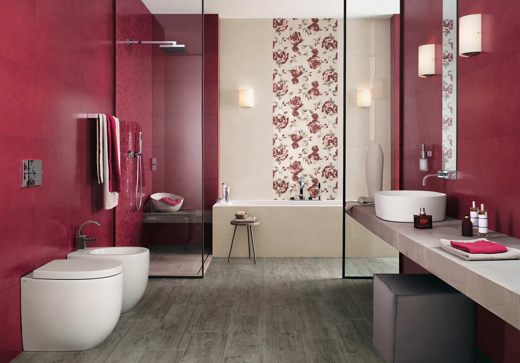 Farbe im Bad: rote Wände und Mustertapete 