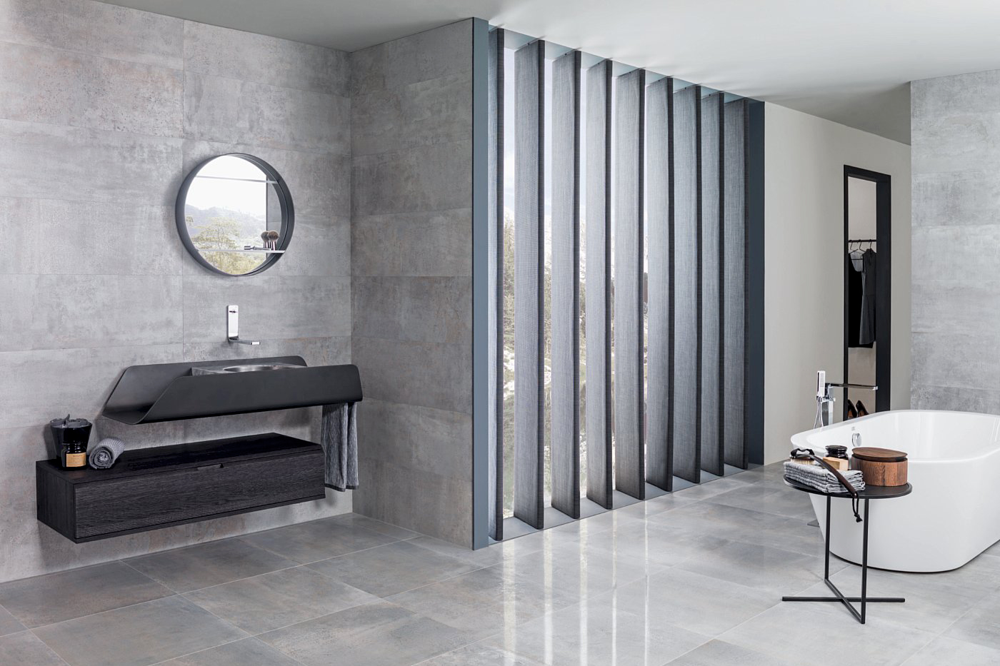 Badezimmer futuristisch: graue Fliesen, freistehende Badewanne