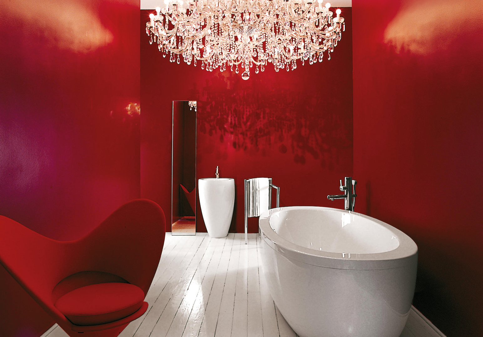 Bad luxuriös: freistehende Badewanne, rote Wand, Kronleuchter an Decke