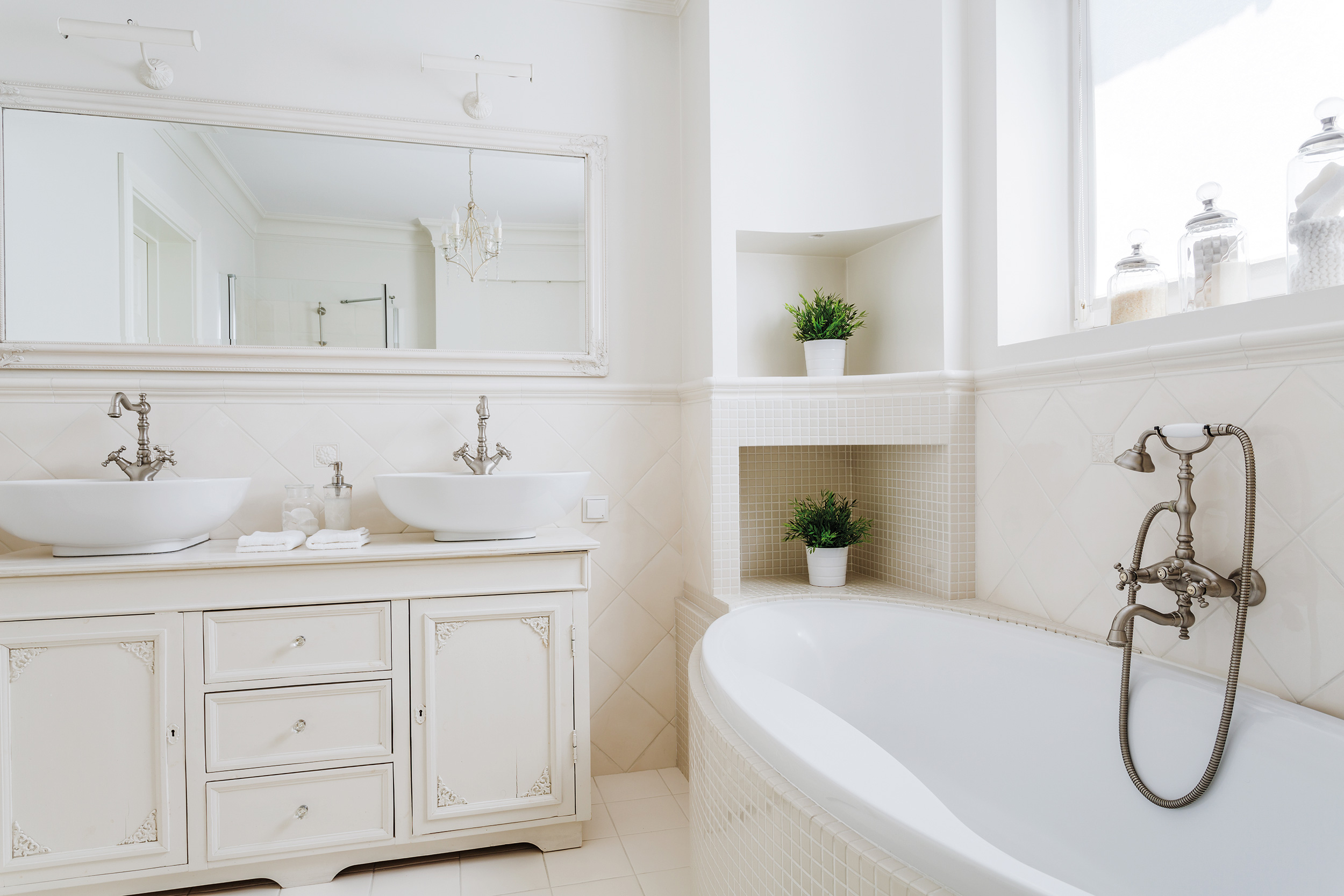 Badezimmer im Landhausstil: weiß, helles Holz