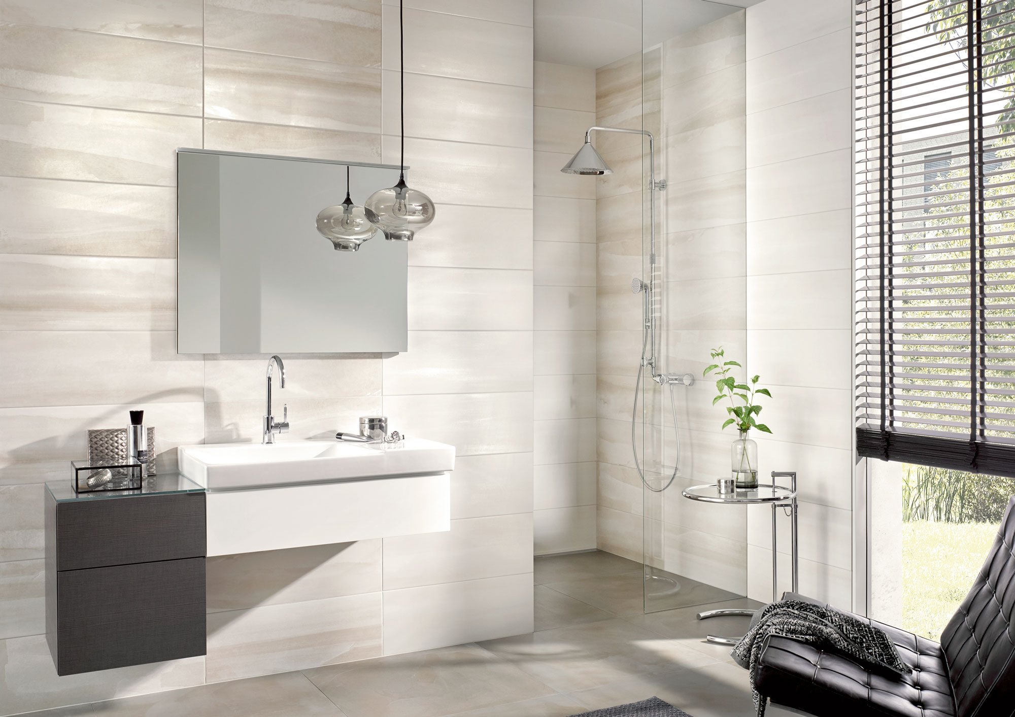 Badezimmer futuristisch: sehr helle Farben, schwarze Details