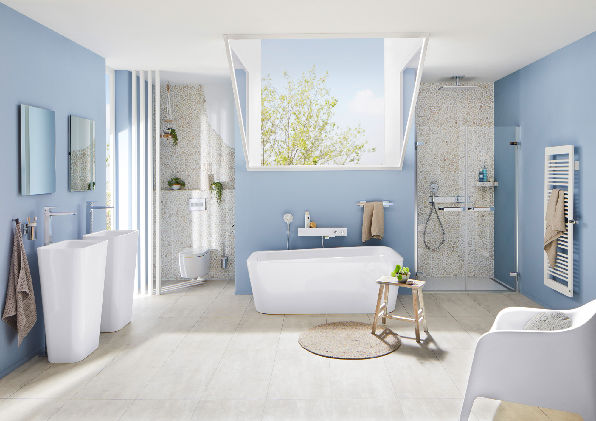 blaue Wände, Dachfenster, freistehende Badewanne