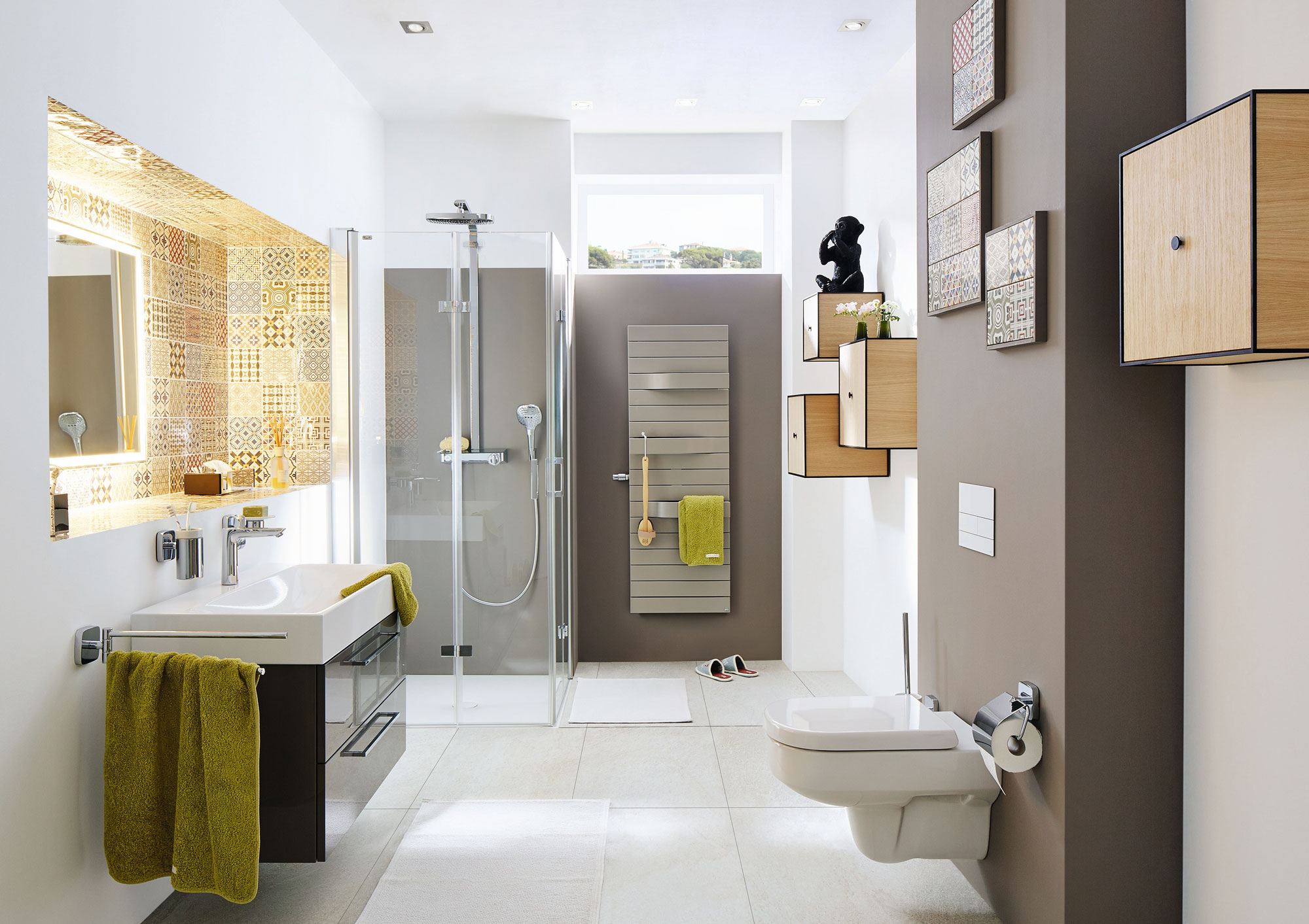 Farbe im Bad: braune Wände, gelbe Akzente, bodenebene Dusche