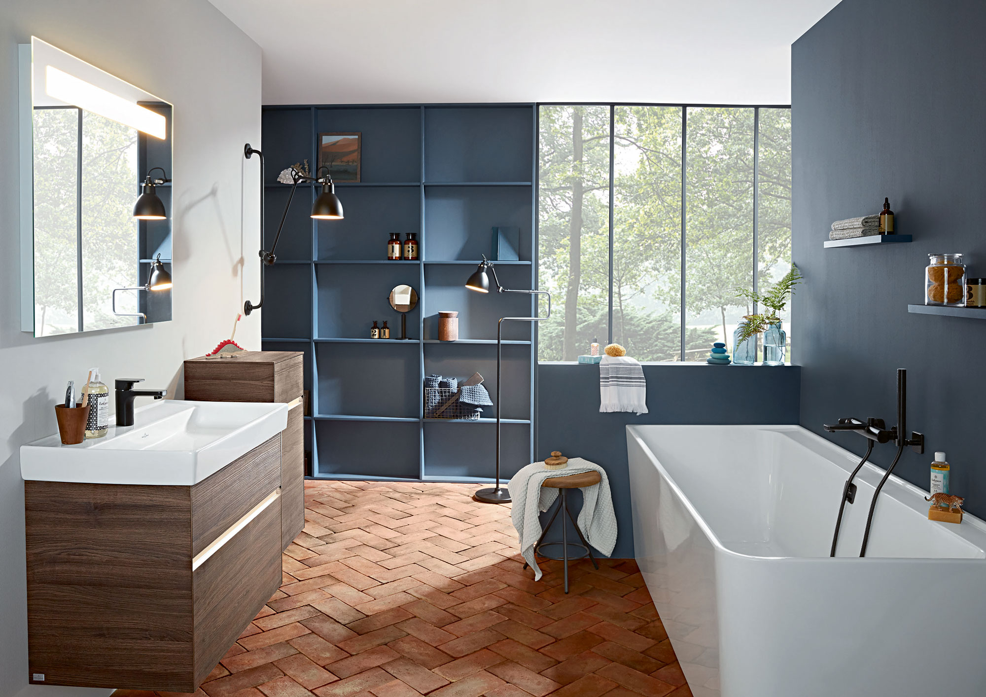 weiße Badewanne mit schwarzen Armaturen, Blaue Fliesen, Holzboden
