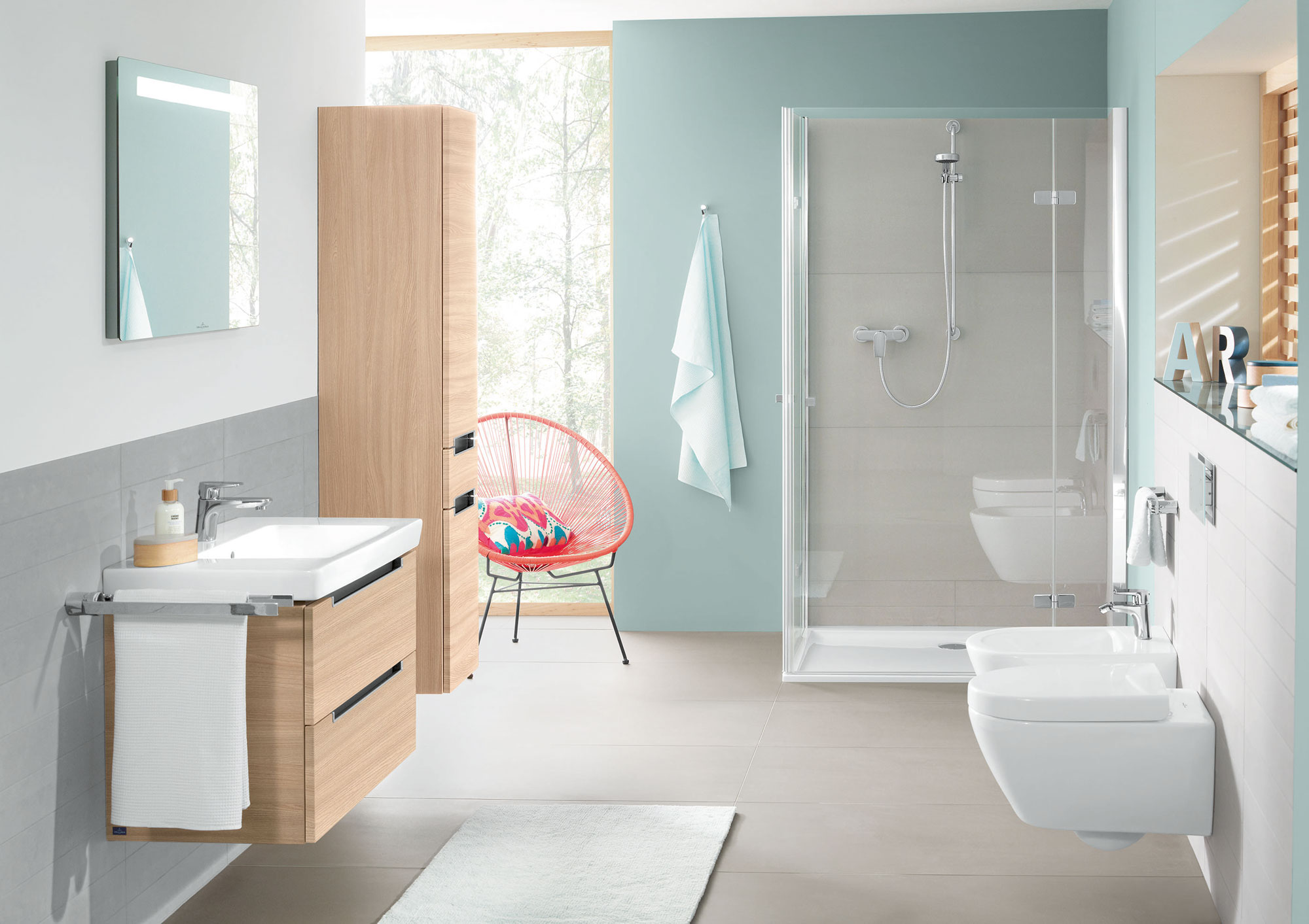 Farbe im Bad: hellblaue Wände, farbiger Stuhl, Waschbecken mit Unterschrank