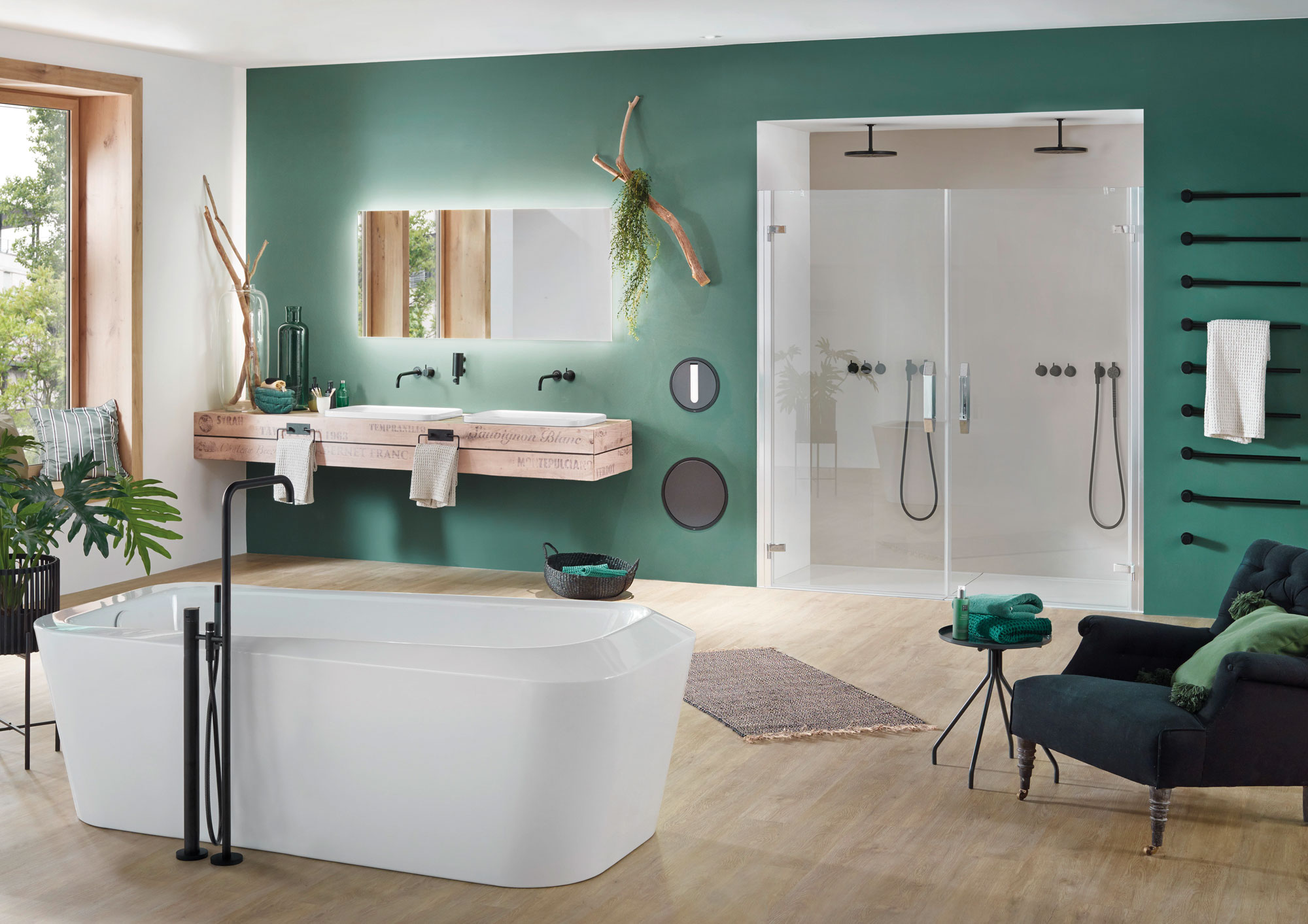 Farbe im Bad: grüne Wände, Sessel und freistehende Badewanne