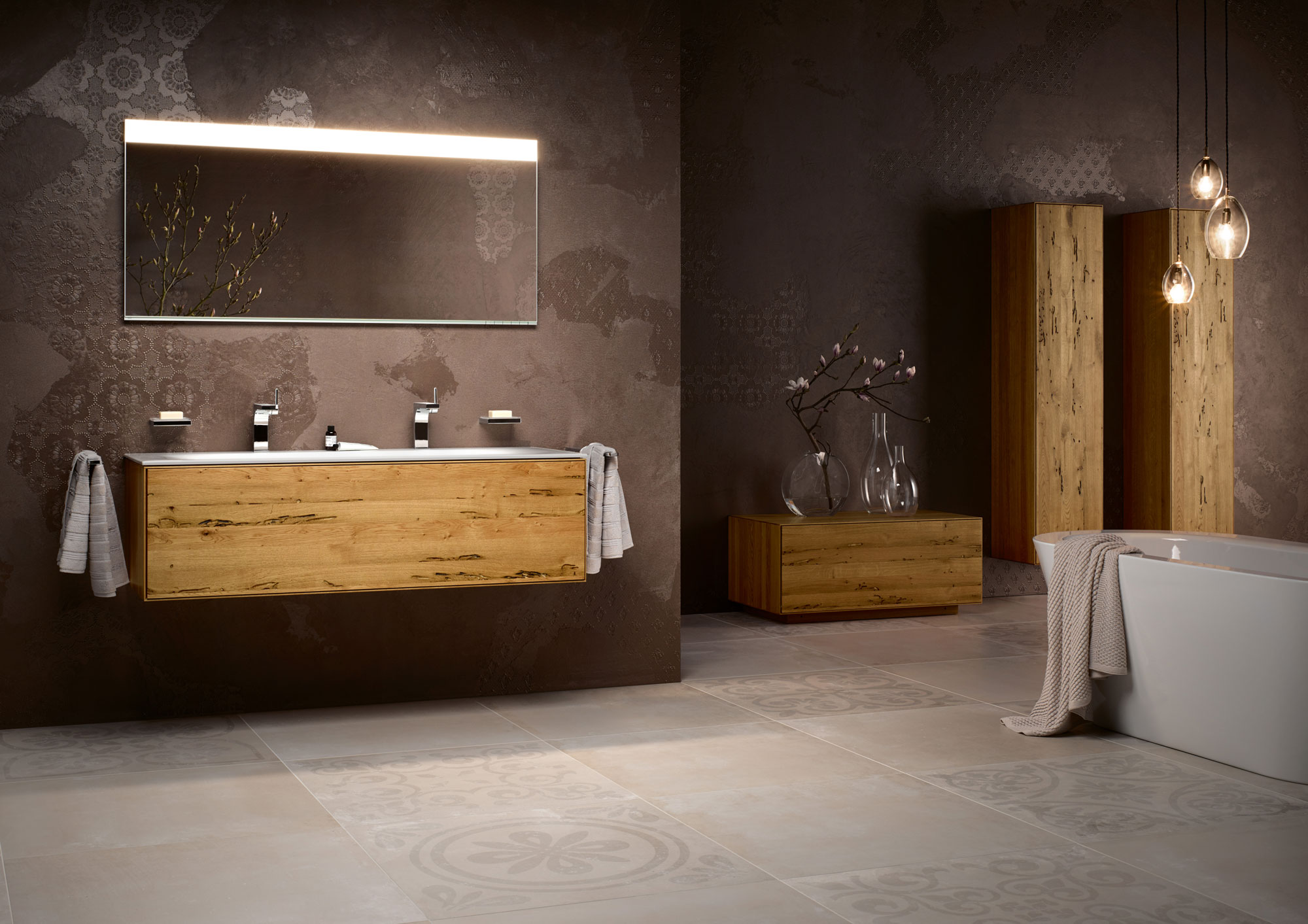 luxus: Bademöbel aus Holz, Wandspiegle mit Beleuchtung