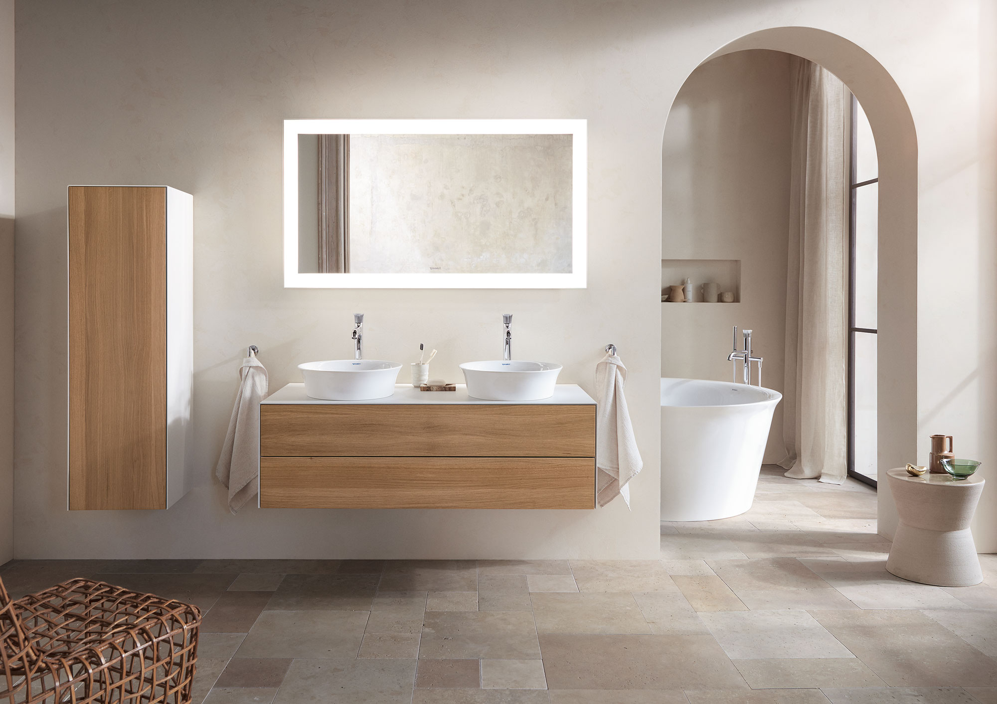 freistehende Badewanne, beige Wandfarbe, Möbel mit Holzverkleidung