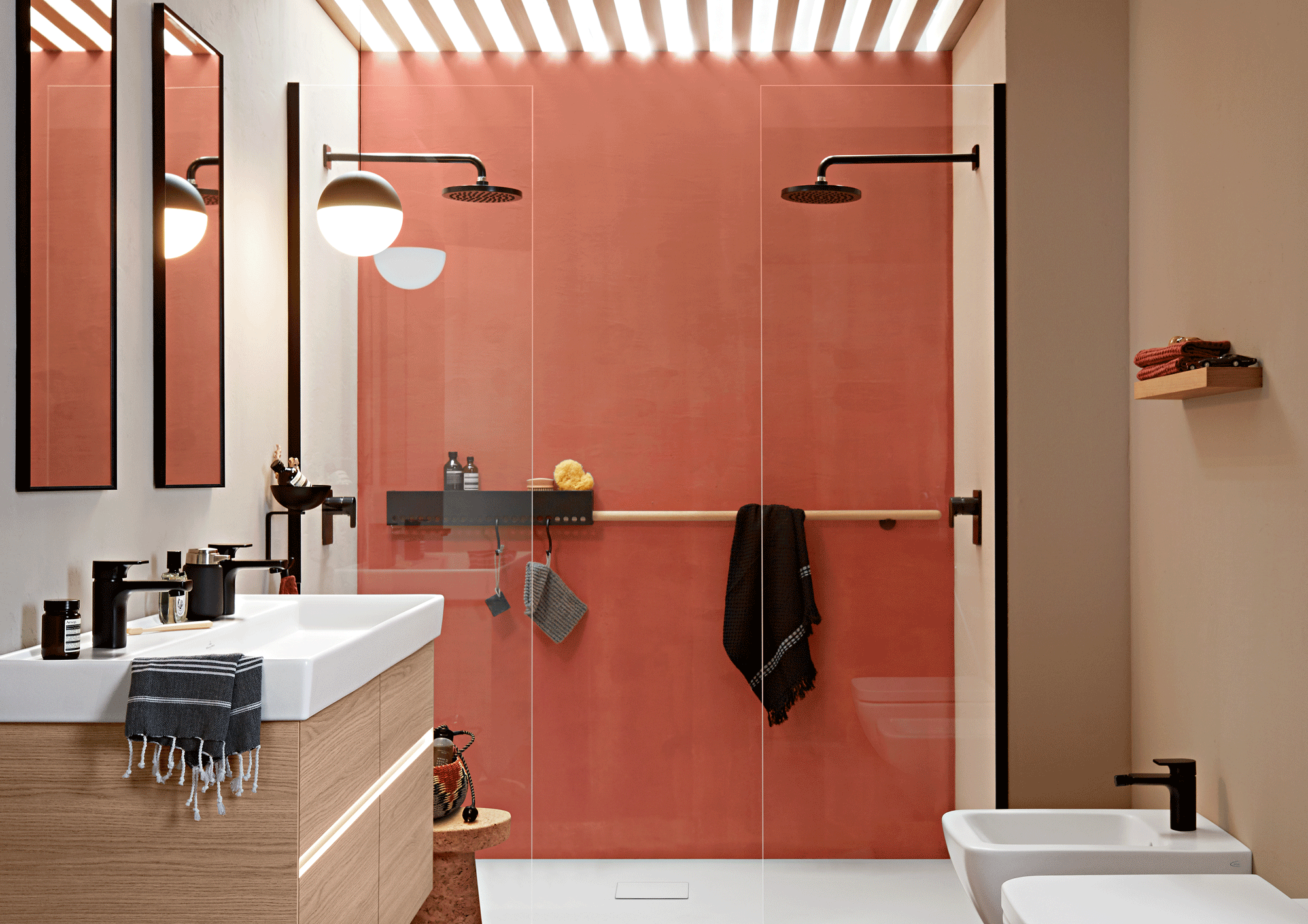 Farbe im Bad: Korral Fliesen, zwei Duschköpfe