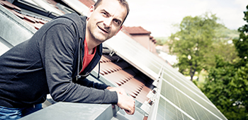 Solar und Photovoltaik
Mann sieht auf Dach