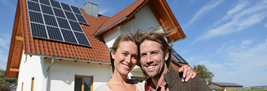Solaranlage Dach 
glückliches Paar