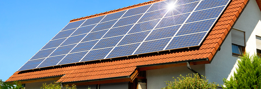 Solar und Photovoltaikanlage am Dach wird von Sonne angestrahlt